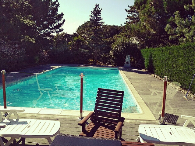 Terrasse autour d’une piscine à LA TURBALLE (44)