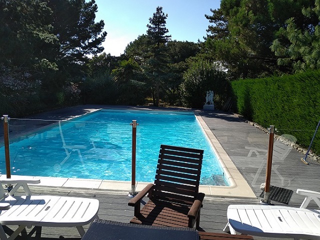 Terrasse autour d’une piscine à LA TURBALLE (44)