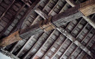 Les défis uniques de la restauration des charpentes en bois dans les monuments historiques